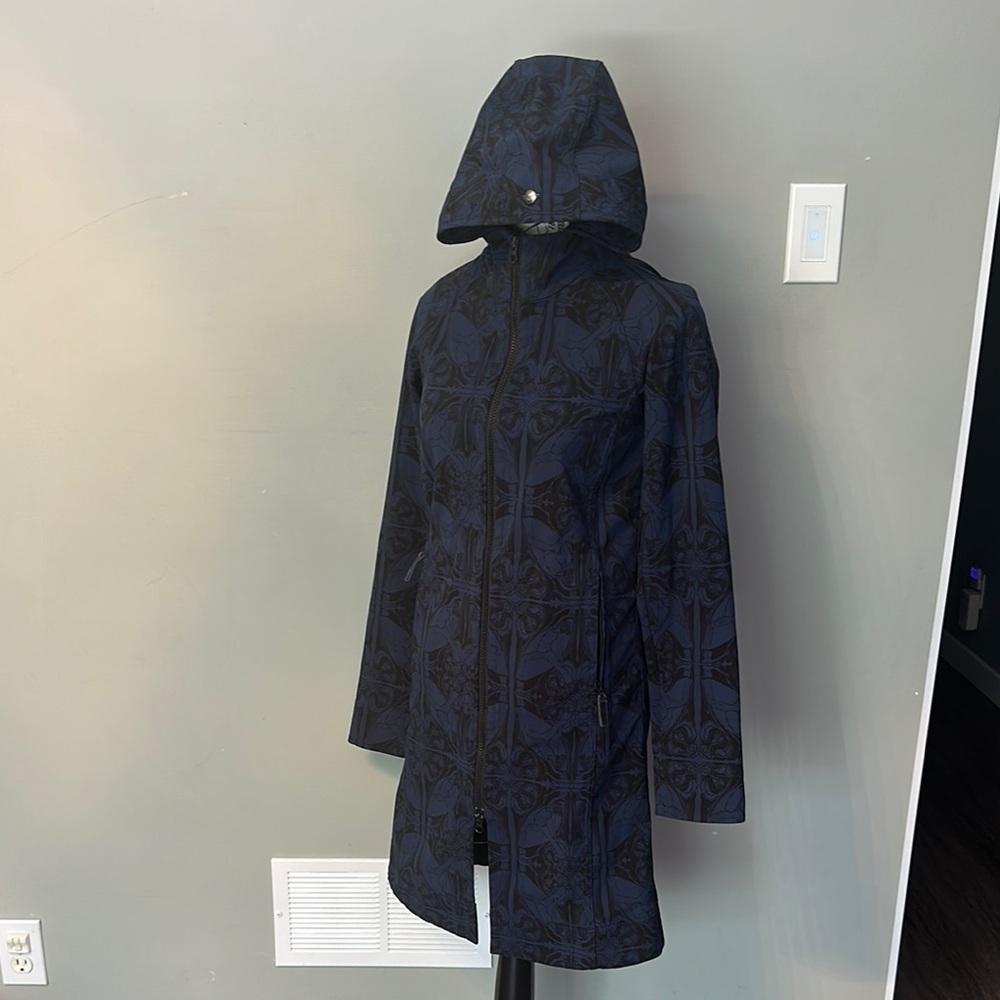 Lululemon Dancers in the Snow Rain Jacket size 2
